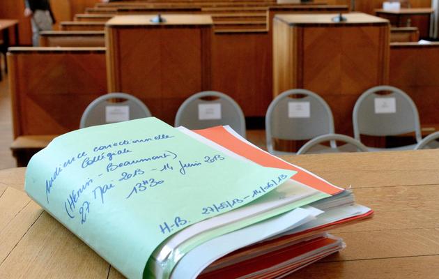 Un dossier est posé sur un bureau au tribunal de Béthune avant l'ouverture du procès de Gérard Dalongeville , ancien maire PS d'Hénin Beaumont, le 27 mai 2013, au tribunal de Béthune. [Denis Charlet / AFP/Archives]