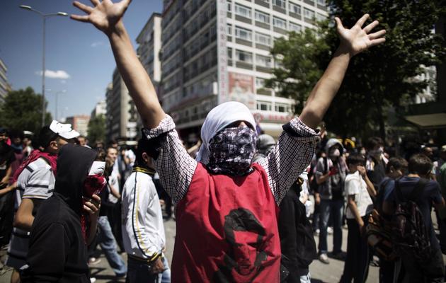 Un protestataire bras levés, lors d'une manifestation à Ankara devant les bureaux du Premier ministre, le 4 juin 2013 [Marco Longari / AFP]