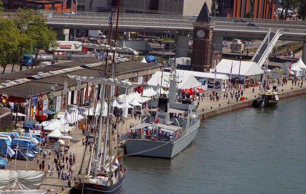 Des personnes visitent d'anciens navires dans le port de Rouen, le 6 juin 2013 au premier jour de l'Armada 2013 [Charly Triballeau / AFP]