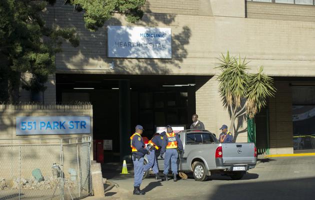 La police contrôle les entrées de l'hôpital de Prétoria où est hospitalisé Nelson Mandela, le 11 juin 2013 [Alexander Joe / AFP]