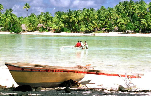Un canoe traditionnel sur une plage des îles Kiribati, le 5 juin 1999 [Michael J. Field / AFP/Archives]