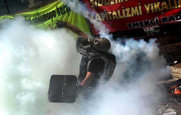 Un manifestant sous les gaz lacrymogènes tirés par la police sur la place Taksim à Istanbul, le 11 juin 2013 [Aris Messinis / AFP]