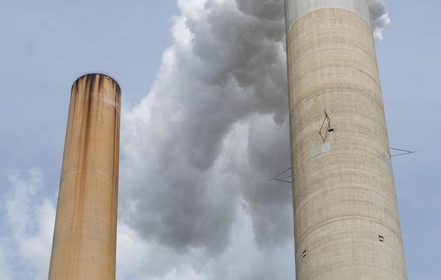 Une cheminée crache de la fumée dans une centrale électrique au charbon à New Haven, le 30 octobre 2009 [Saul Loeb / AFP/Archives]