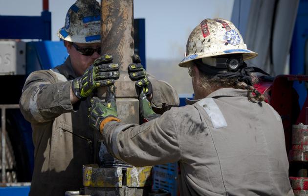 Des ouvriers sur un site d'exploration  destiné à trouver du pétrole, à Waynesburg aux Etats-Unis, le 13 avril 2012 [Mladen Antonov / AFP/Archives]
