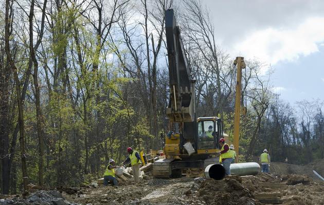 Des ouvriers travaillent à la construction d'un oléoduc destiné à l'acheminement de gaz de schiste, le 13 avril 2012 en Pennsylvanie [Mladen Antonov / AFP/Archives]