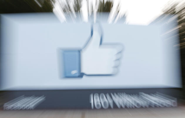 Le symbole "like" de Facebook à l'entrée du siège de l'entreprise, à Menlo Park, en Californie, le 18 mai 2012 [Kimihiro Hoshino / AFP/Archives]