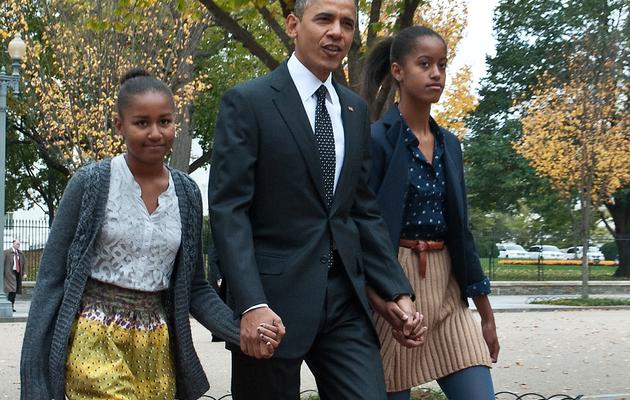 Le président américain Barack Obama et ses deux filles Malia et Sasha, le 28 octobre 2012 à Washington [Nicholas Kamm / AFP]