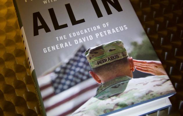 Le livre de Paula Broadwell, biographe et maîtresse du général David Petraeus, sur un bureau à Washington, le 14 novembre 2012 [Karen Bleier / AFP]
