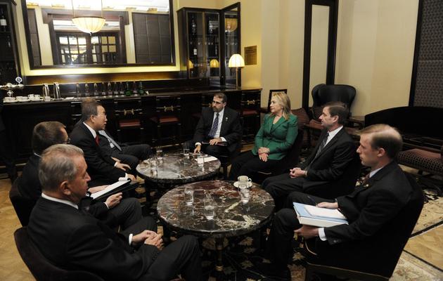 La secrétaire d'Etat américaine Hillary Clinton et le secrétaire général de l'ONU Ban Ki-moon (g), le 21 novembre 2012 à Jérusalem [Evan Schneider / ONU/AFP]