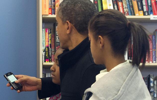 Barack Obama consulte son BlackBerry, le 24 novembre 2012 à Arlington en Virginie [Saul Loeb / AFP/Archives]