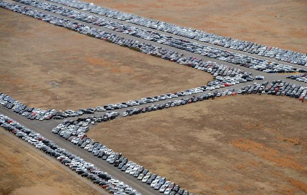 Des dizaines de milliers de voitures endommagées par la tempête Sandy attendent sur l'aérodrome de Long Island, près de New York, le 9 janvier 2013 [Stan Honda / AFP]