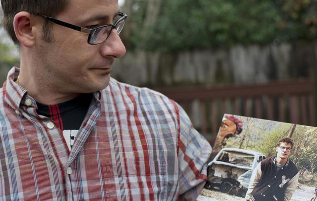 Vladimir Vrnoga tient la photo de Patrick Baz sur laquelle il figure, le 16 décembre 2012 à Chico, en Californie [Robyn Beck / AFP]