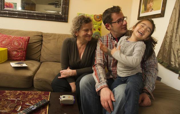 Vladimir Vrnoga pose avec sa mère et sa fille, le 16 décembre 2012 à Chico, en Californie [Robyn Beck / AFP]