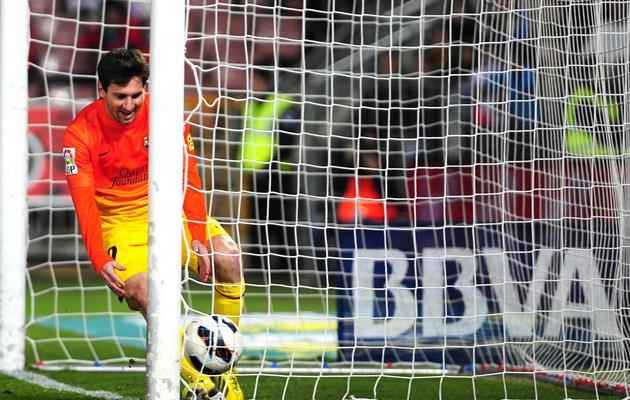 Lionel Messi récupère le ballon après avoir marqué un but pour Barcelone à Grenade en championnat, le 16 février 2013 [Cristina Quicler / AFP/Archives]