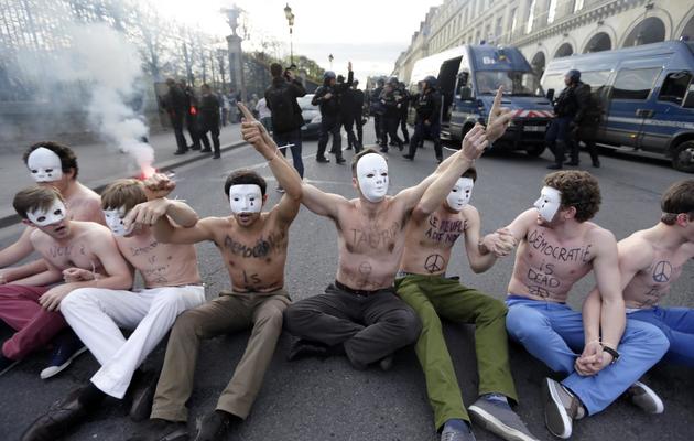 Des hommes manifestant contre le mariage homosexuel bloquent l'avenue de Rivoli à Paris le 15 avril 2013 [Kenzo Tribouillard / AFP]