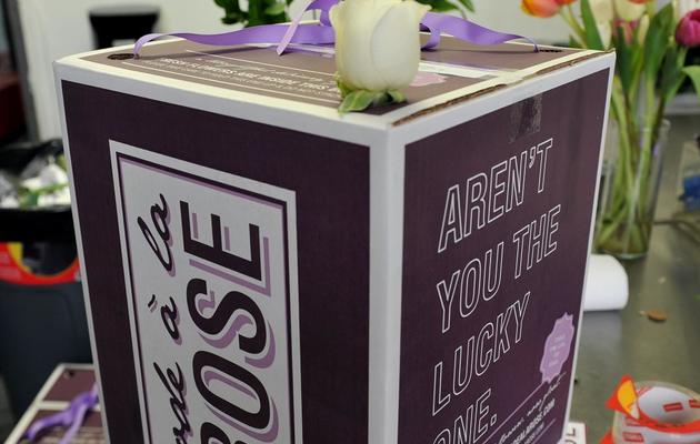 Un emballage pour la livraison d'un bouquet de fleurs de la société "Ode à la rose", le 10 mai 2013 à New York [Stan Honda / AFP]