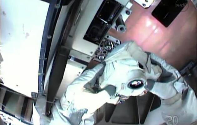 Sur cette photo fournie par Nasa TV le 11 mai 2013, Chris Cassidy photographie les éléments de l'ISS à réparer [ / Nasa TV/AFP]