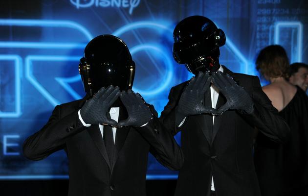 Les Daft Punk dans leur tenue habituelle, le 11 décembre 2010 à Los Angeles [Frazer Harrison / Getty Images/AFP/Archives]
