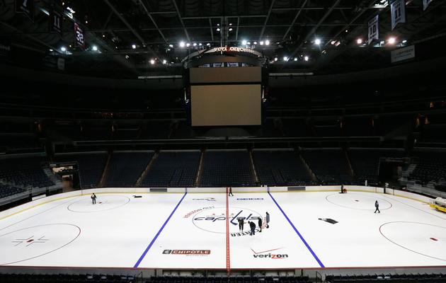 Installation des logos sur la glace au Verizon Center, théâtre des matches de LNH des Washington Capitals le 9 janvier 2013 à Washington [Rob Carr / Getty Images/AFP/Archives]
