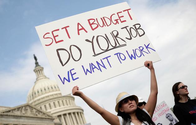 Des fonctionnaires fédéraux manifestent à Washington le 4 octobre 2013, demandant à pouvoir reprendre le travail [Win Mcnamee / Getty Images/AFP]