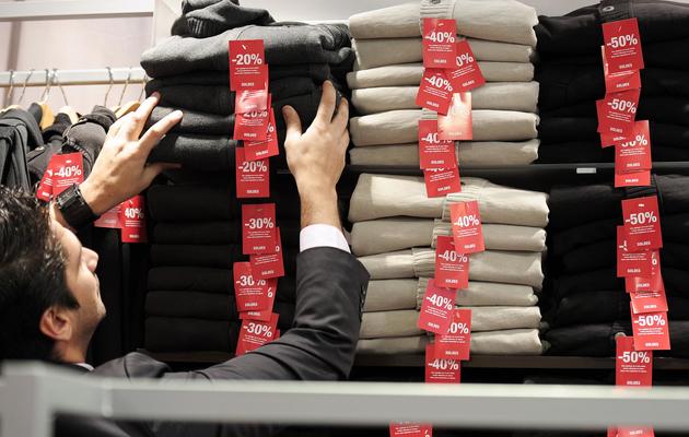Piles de vêtements soldés le 8 janvier 2013 dans un magasin à Strasbourg [Frederick Florin / AFP/Archives]