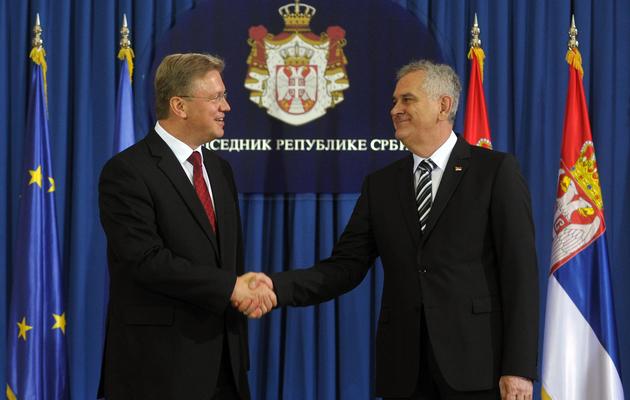 Le président serbe Tomislav Nikolic (à d.) et le commissaire européen à l'Elargissement Stefan Fuele à Belgrade le 18 juillet 2013 [Andrej Isakovic / AFP/Archives]