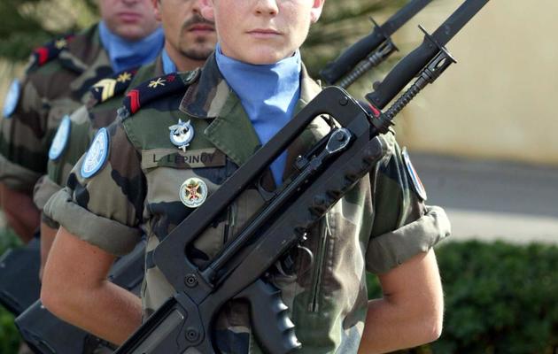 Soldats français, hommes et femme, participant à la mission des Nations unies de maintien de la paix au Sud-Liban, le 25 octobre 2003 [Anwar Amro / AFP/Archives]