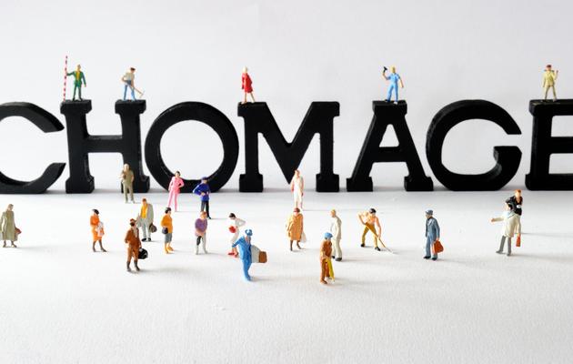 Photo prisede figurines posées devant des lettres composant le mot "chômage" [Philippe Huguen / AFP]