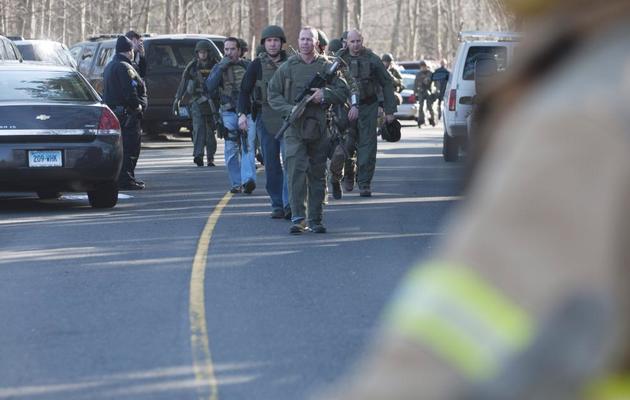 La police américaine près des lieux d'une fusillade dans une école à Newton, le 14 décembre 2012 [Douglas Healey / Getty Images/AFP]