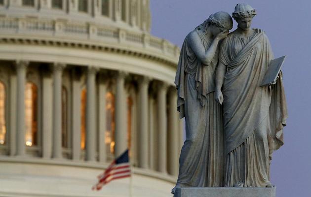 Un drapeau en berne devant le Capitole, à Washington, le 14 décembre 2012 [Mark Wilson / Getty Images/AFP]