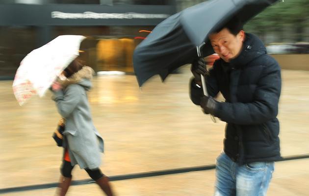 Les gens bataillent contre le vent, la pluie et le grésil, le 8 février 2013 à New York [Spencer Platt / Getty Images/AFP]