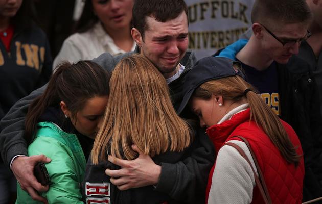 Des Bostoniens en larmes lors de la veillée le 16 avril 2013 dans leur ville à la mémoire de Martin Richard l'enfant de 8 ans tué dans le double attentat [Spencer Platt / Getty Images/AFP]