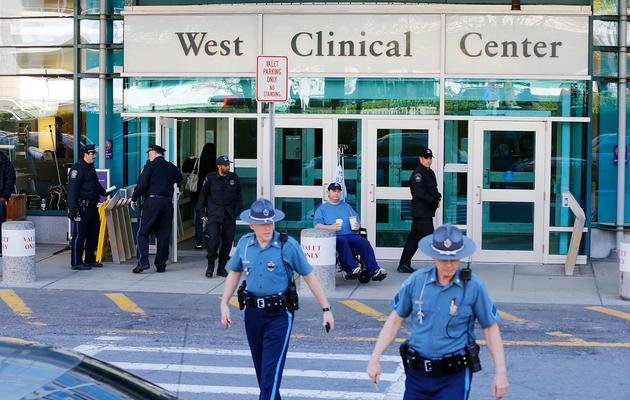 Des policiers montent la garde devant l'hôpital où est hospitalisé le suspect blessé de l'attentat de Boston, le 21 avril 2013 [Jared Wickerham / Getty Images/AFP]
