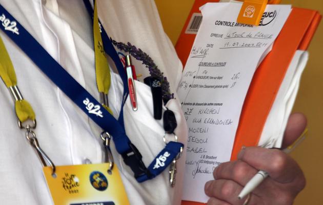 Un responsable des contrôles anti-dopage avec une liste de coureurs à tester sur le Tour de France le 19 juillet 2007 [Joël Saget / AFP/Archives]