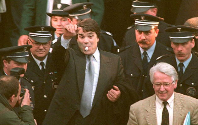 Bernard Tapie sort du tribunal de Valenciennes le 14 mars 1995 [Jacques Demarthon / AFP/Archives]