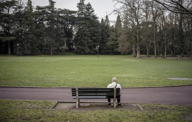 Une personne âgée est assise sur un banc dans un parc à Lyon le 19 décembre 2012 [Jeff Pachoud / AFP/Archives]