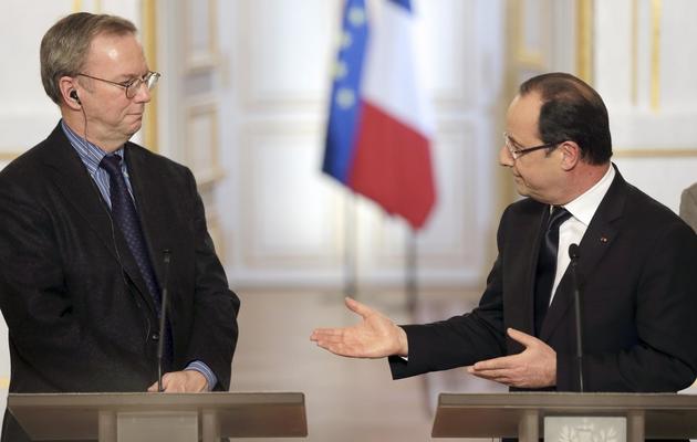 François Hollande avec le PDG de Google Eric Schmidt, le 1er février 2013 à Paris [Philippe Wojazer / Pool/AFP/Archives]