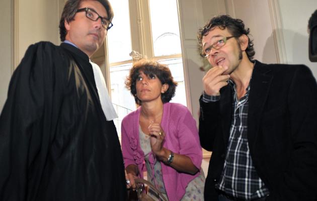 Le médecin urgentiste bayonnais Nicolas Bonnemaison (d), accompagné de son épouse (c) et de son avocat, Me Arnaud Dupin (g), patiente le 13 septembre 2011 au palais de justice de Pau [Pierre Andrieu / AFP/Archives]