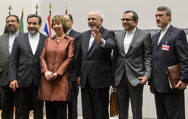 La chef de la diplomatie européenne Catherine Ashton, son homologue iranien Mohammad Javad Zarif et la délégation iranienne, le 24 novembre 2013 à Genève [Fabrice Coffrini / AFP]