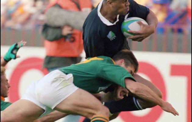 Le Néo-zélandais Jonah Lomu (d) pendant la finale de la Coupe du monde de rugby contre l'Afrique du Sud, le 24 juin 1995 à Johannesburg [Vincent Amalvy / AFP/Archives]
