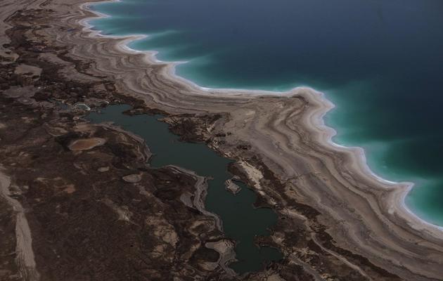 Vue aérienne de la rive de la mer Morte, côté israélien, en novembre 2011 [Menahem Kahana / AFP/Archives]