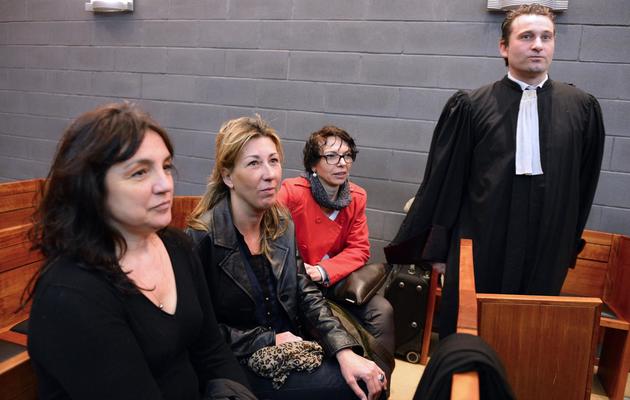 Des plaignantes et leur avocat Laurent Gaudon lors du procès des prothèses PIP le 22 mars 2013 à Marseille [Gerard Julien / AFP/Archives]