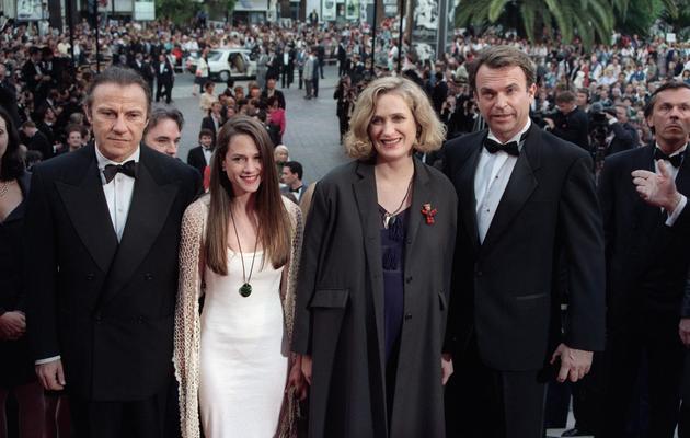 Jane Campion (au centre) le 17 mai 1993 lors de la présentation de son film "La leçon de Piano" au festival de Cannes, en compagnie de ses acteurs Harvey Keitel, Holly Hunter et Sam Neill [Gerard Julien / AFP/Archives]