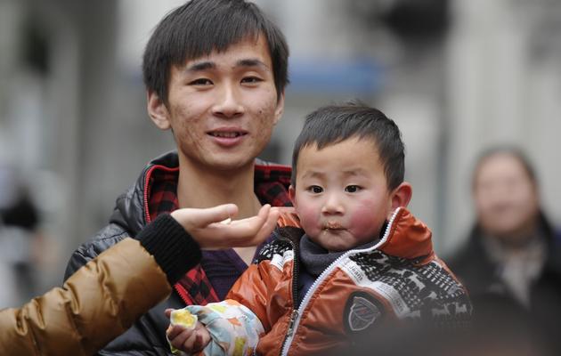 Un père et son fils à Shanghai le 28 février 2012 [Peter Parks / AFP/Archives]
