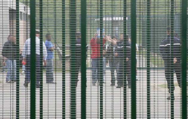 Des étrangers le 4 juin 2007 au centre de rétention administrative du Mesnil-Amelot [Joel Saget / AFP/Archives]