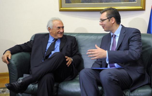 Le vice premier ministre serbe Alexandar Vucic (D) s'entretient avec l'ancien patron du FMI Dominique Strauss Kahn, qui conseille le gouvernement serbe, le 17 septembre 2013  [Alexa Stankovic / AFP/Archives]