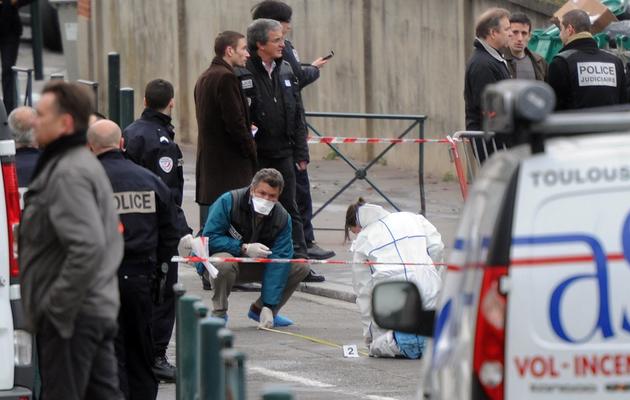 Des enquêteurs de l'école juive Ozar Hatorah peu après la tuerie perpétrée le perpétrée par Mohamed Merah le 19 mars 2012 à Toulouse [Eric Cabanis / AFP/Archives]