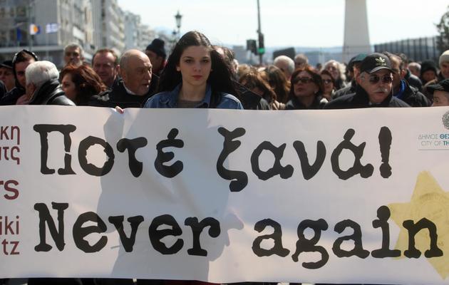Des centaines de personnes de la communauté juive avaient défilé le 16 mars 2013 à Thessalonique pour le 70e anniversaire du départ du premier train de déportés de la ville vers Auschwitz [Sakis Mitrolidis / AFP/Archives]