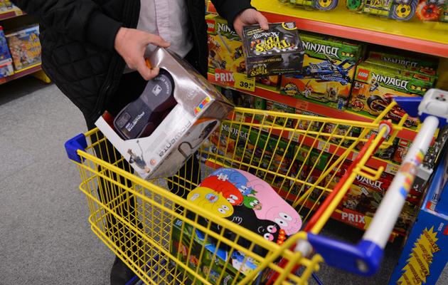 Achat dans un magasin de jouets le 12 décembre 2012 à Chambray-Lès-Tours [Alain Jocard / AFP/Archives]