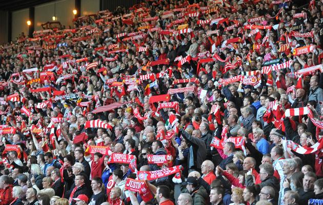 Les supporters de Liverpool brandissent des écharpes lors d'une cérémonie du souvenir pour les victimes de la tragédie de Hillsborough à Anfield Road à Liverpool le 15 avril 2014 [Paul Ellis / AFP]
